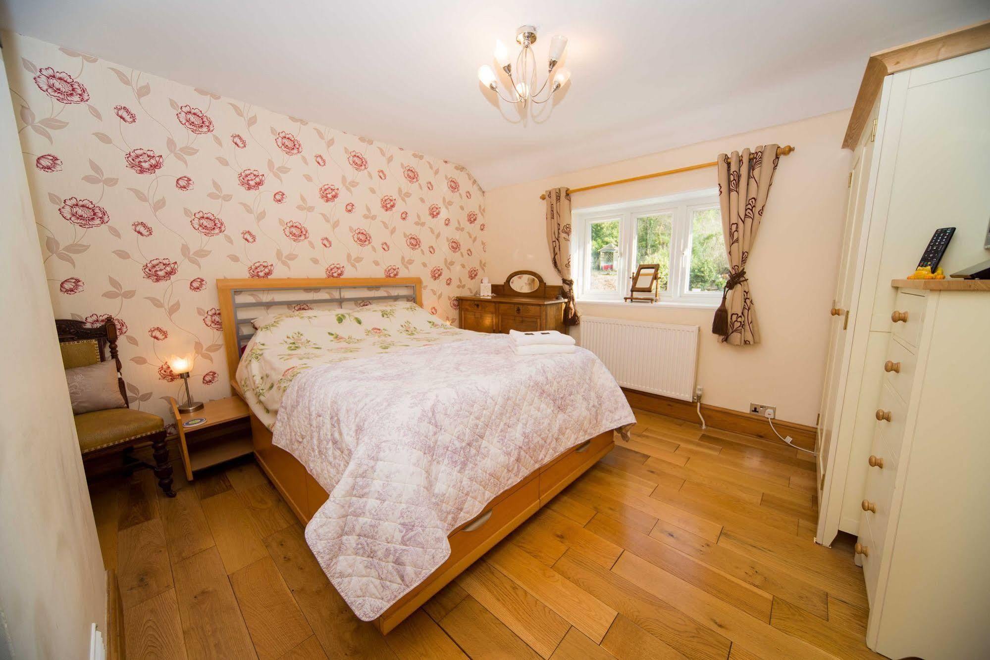 Cozy Snug Room, Short Drive To Lyme Regis, Crackling Fireplace, Private Balcony & Stunning Countryside Views, Free Private Parking & Wifi Axminster Dış mekan fotoğraf