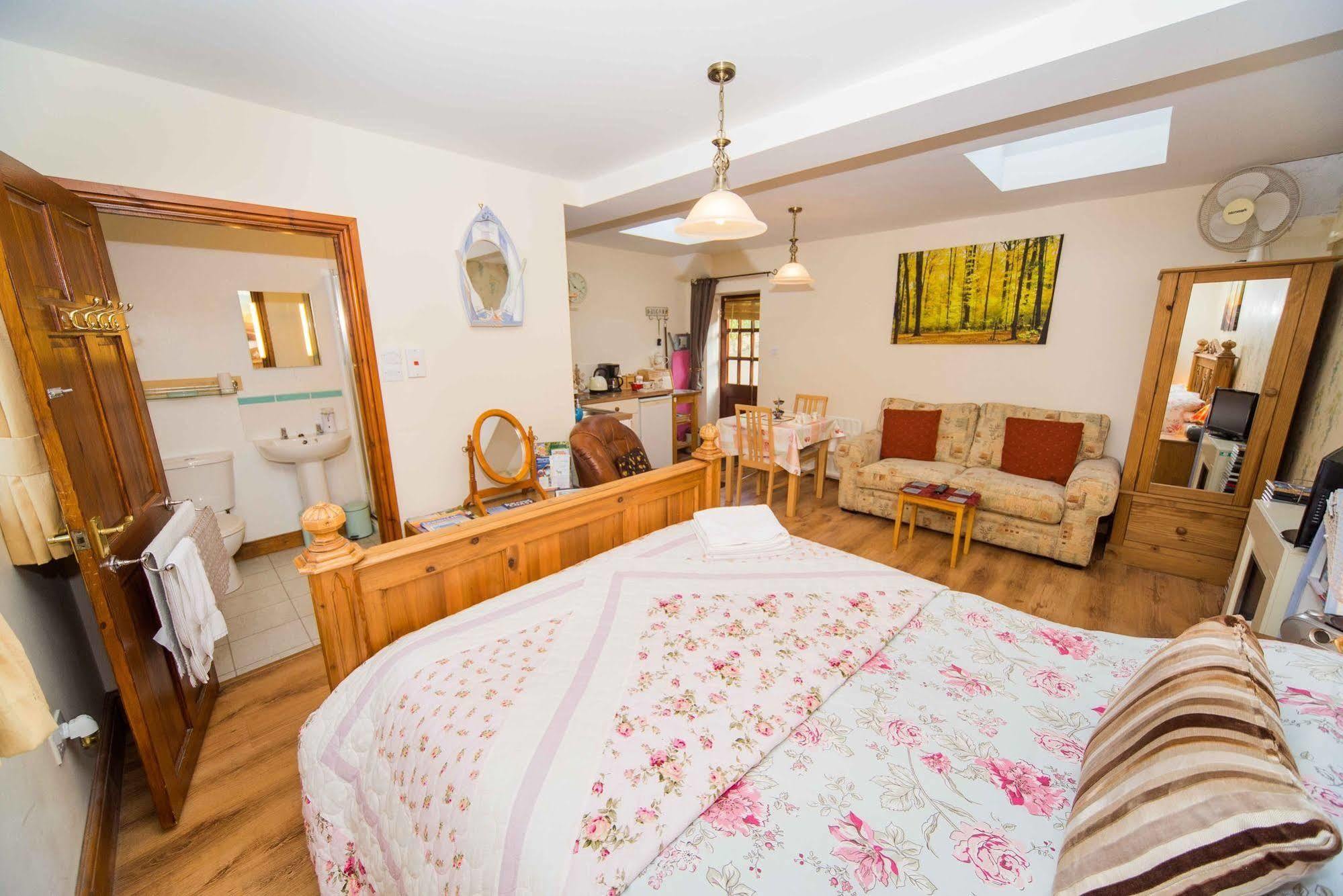 Cozy Snug Room, Short Drive To Lyme Regis, Crackling Fireplace, Private Balcony & Stunning Countryside Views, Free Private Parking & Wifi Axminster Dış mekan fotoğraf