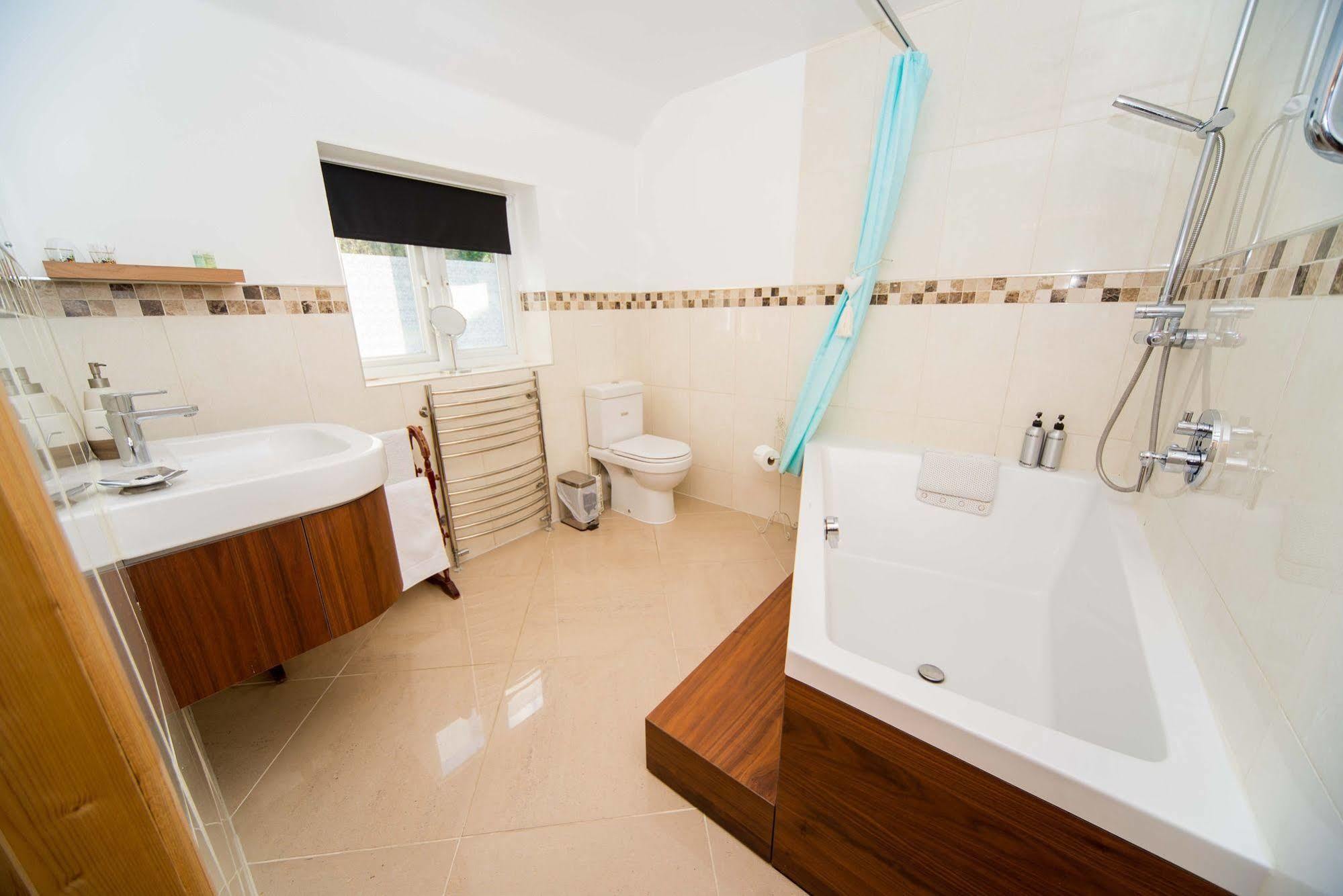 Cozy Snug Room, Short Drive To Lyme Regis, Crackling Fireplace, Private Balcony & Stunning Countryside Views, Free Private Parking & Wifi Axminster Dış mekan fotoğraf