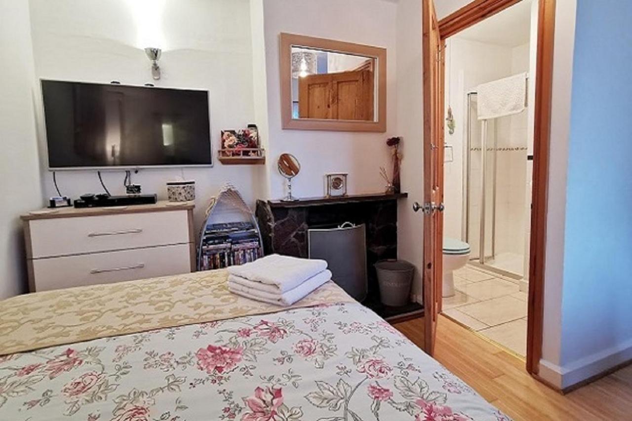 Cozy Snug Room, Short Drive To Lyme Regis, Crackling Fireplace, Private Balcony & Stunning Countryside Views, Free Private Parking & Wifi Axminster Dış mekan fotoğraf